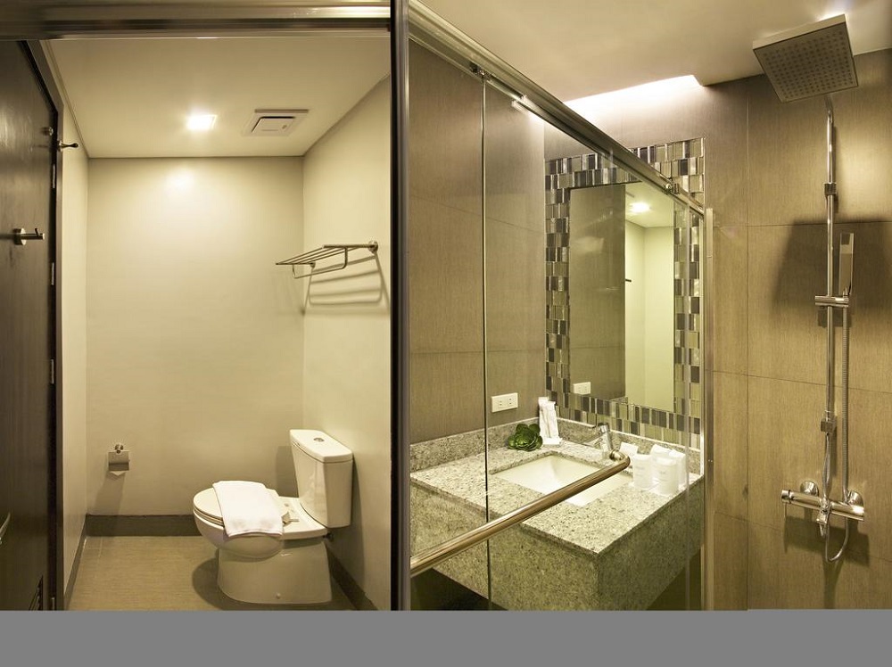 Bayfront Hotel Cebu Room 2 bathroom