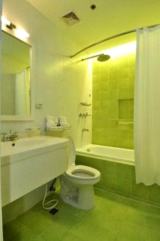 Be Resort Mactan - Bathroom