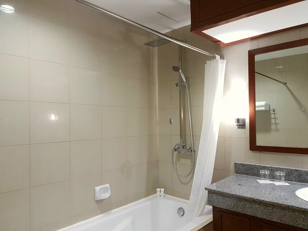 Cebu Parklane International Hotel room 3 bathroom