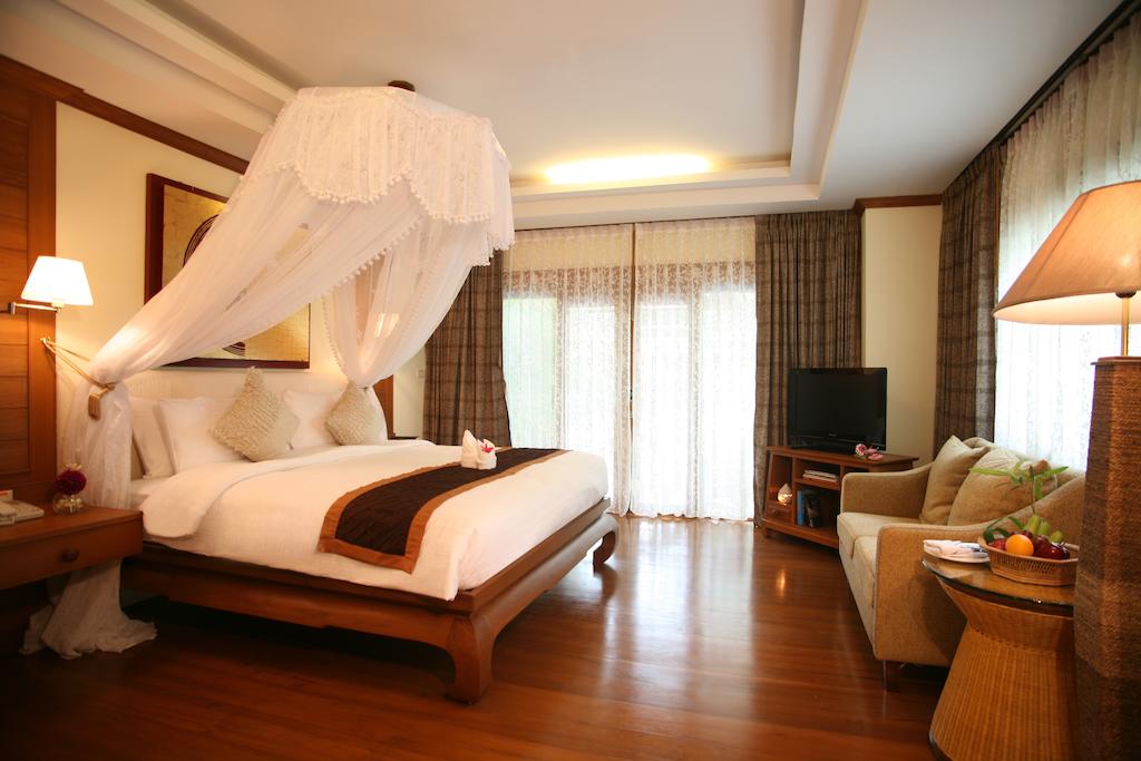 Deluxe double or twin room with pool access