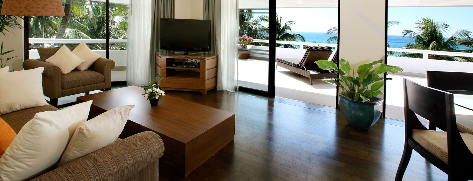 ocean front 1 bedroom deluxe suites 